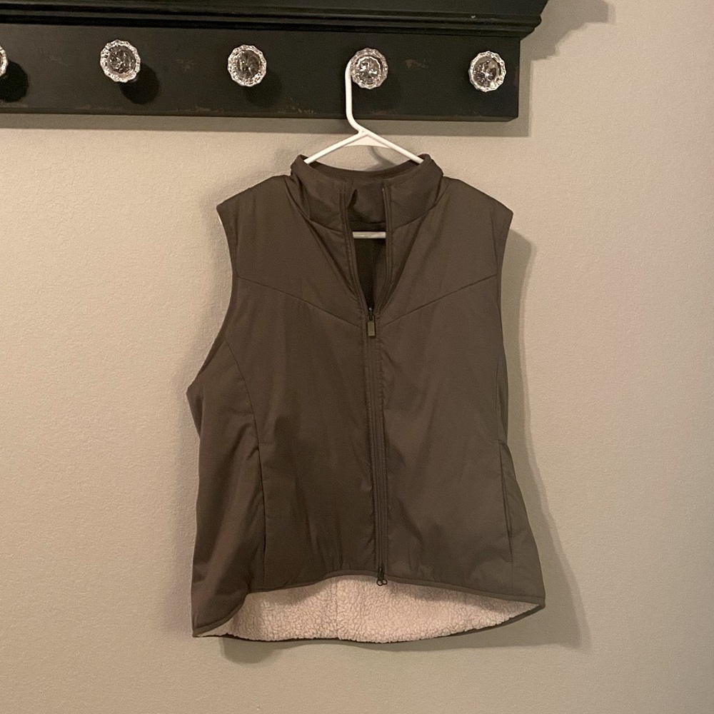 Nike Reversible vest in olive